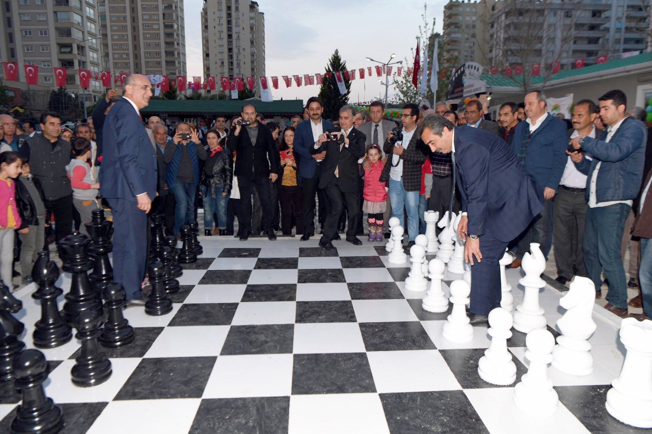 Adana'nın ilk ve tek temalı Satranç parkı açıldı