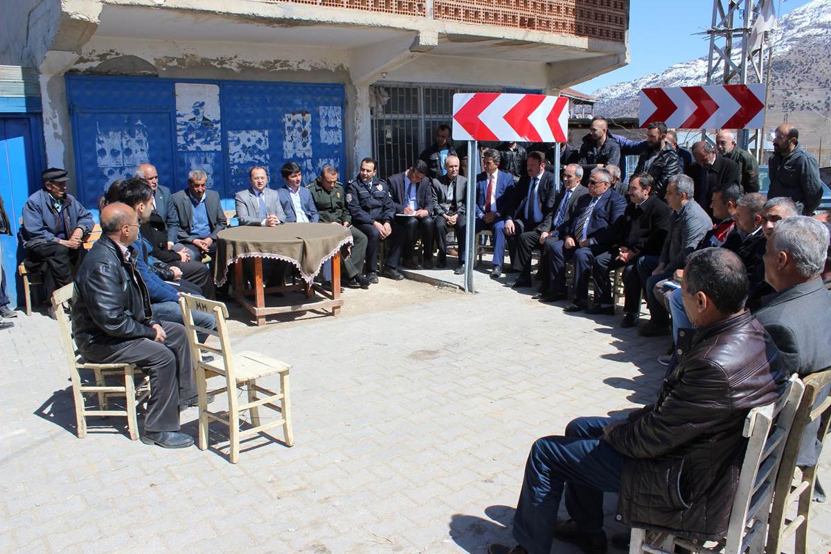 Köy meydanında halk toplantısı