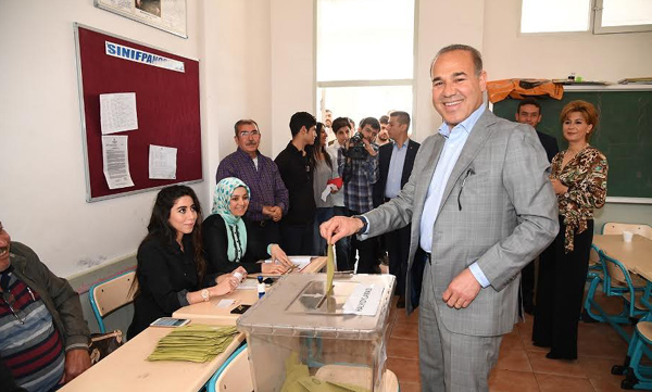 Başkan Sözlü oyunu kullandı