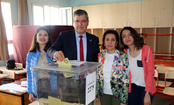 Barut, ailesiyle birlikte oyunu kullandı