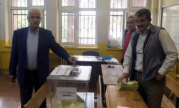 CHP’li Özdiş oyunu Erkek Lisesi’nde kullandı