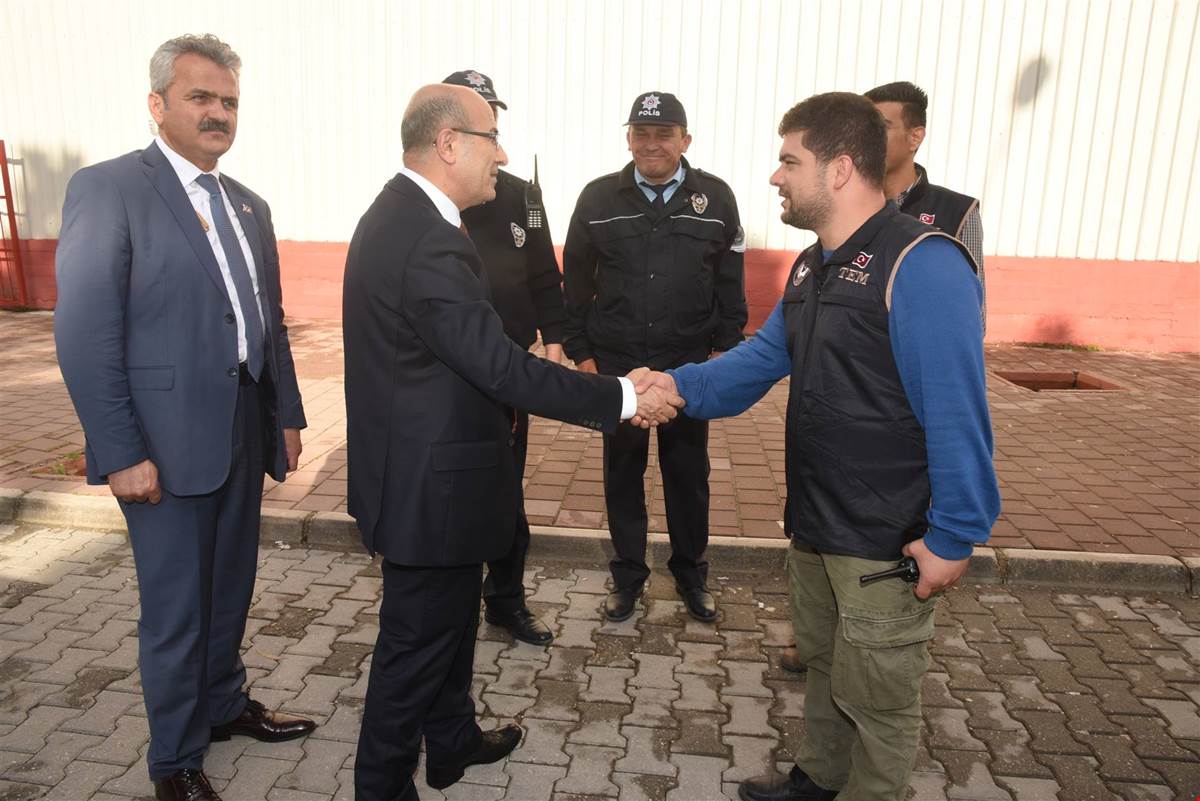 Vali Demirtaş’tan Okul Civarındaki Polislere Denetim