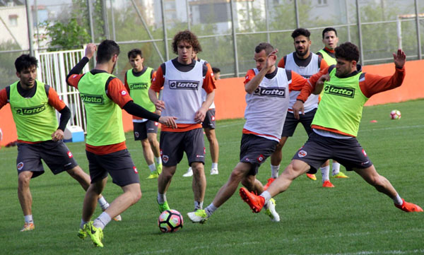 Adanaspor, lidere bileniyor