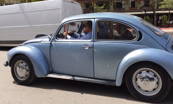 Sözlü klasik otomobili ile Adana sokaklarında