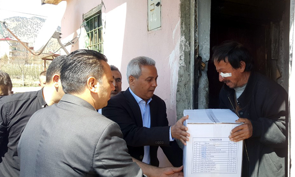 Pozantı’da dar gelirli vatandaşlara yiyecek kolileri dağıtıldı