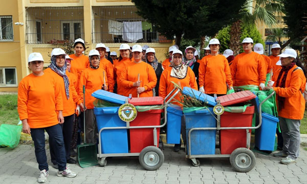 Yüreğir'i kadınlar temizliyor