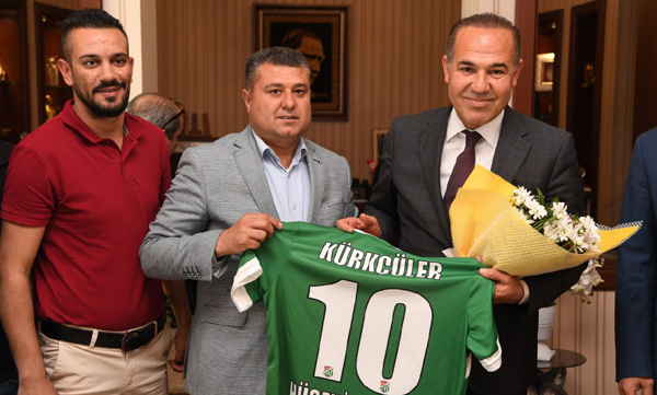 Kürkçülerspor’dan Başkan Sözlü’ye şampiyonluk forması