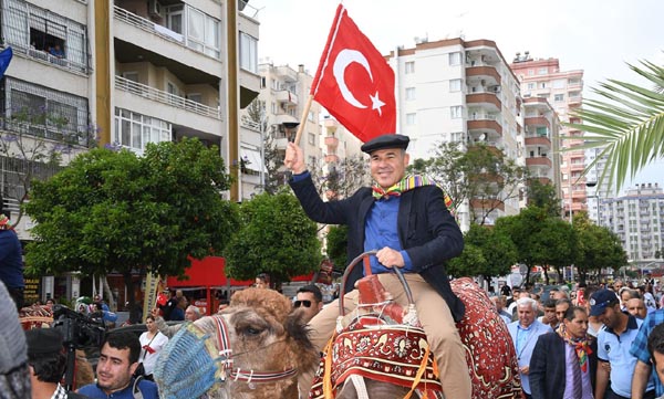 Sözlü, temsili Yörük Göçü'ne deve üstünde katıldı