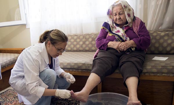Yaşlı ve Hastalara Yardım Eli'
