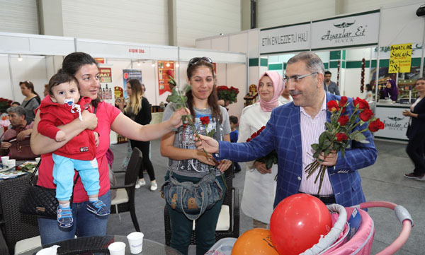 Çelikcan Annelere ve Anne Adaylarına Gül dağıttı