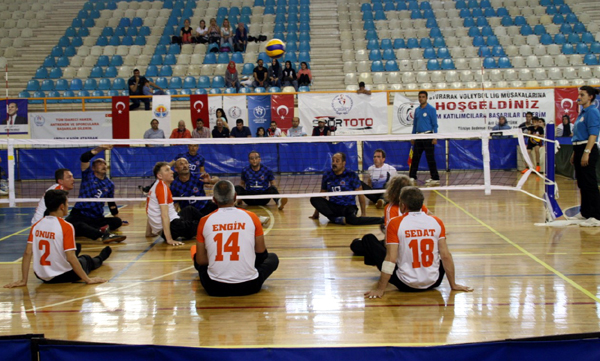 Adana'da oturarak voleybol heyecanı sona erdi