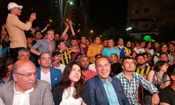 Sözlü, maçı dev ekranda vatandaşlarla birlikte izledi