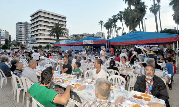 100 bin kişiye iftar, 15 bin aileye gıda kolisi