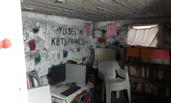 Ahırı kütüphaneye çevirdi