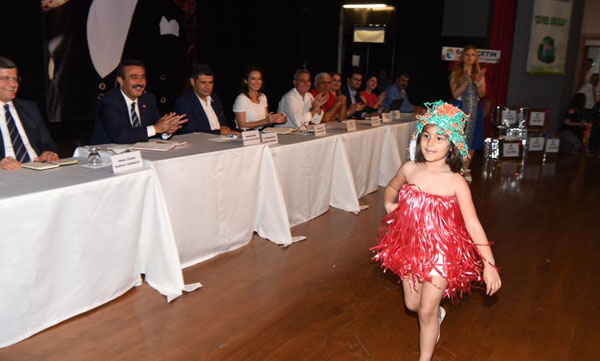 Halk Günü'nde miniklerden ambalaj atıklarından defile