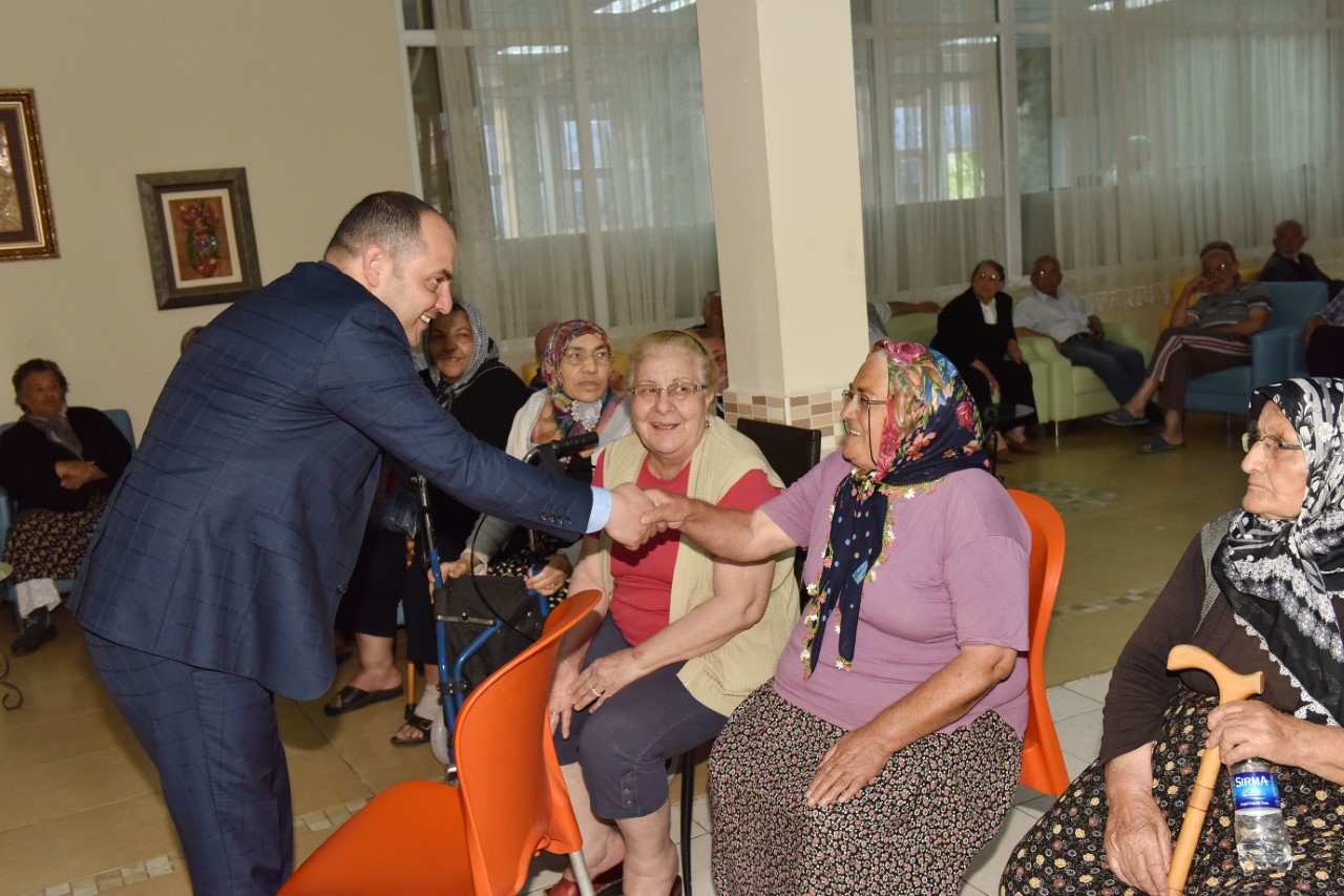 Üniversiteliler para kazandı, yaşlılar hediyelerle sevindi