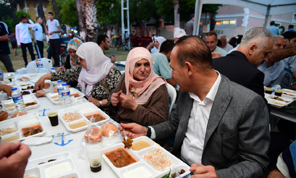 Başkan Sözlü, orucunu iftar çadırında açıyor