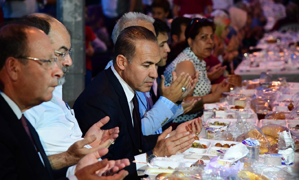 Başkan Sözlü, orucunu Aladağ’da vatandaşlarla açtı