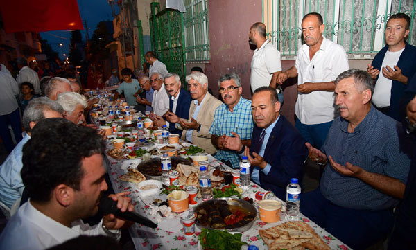 Sözlü, Şanlıurfalılar ile iftarda buluştu