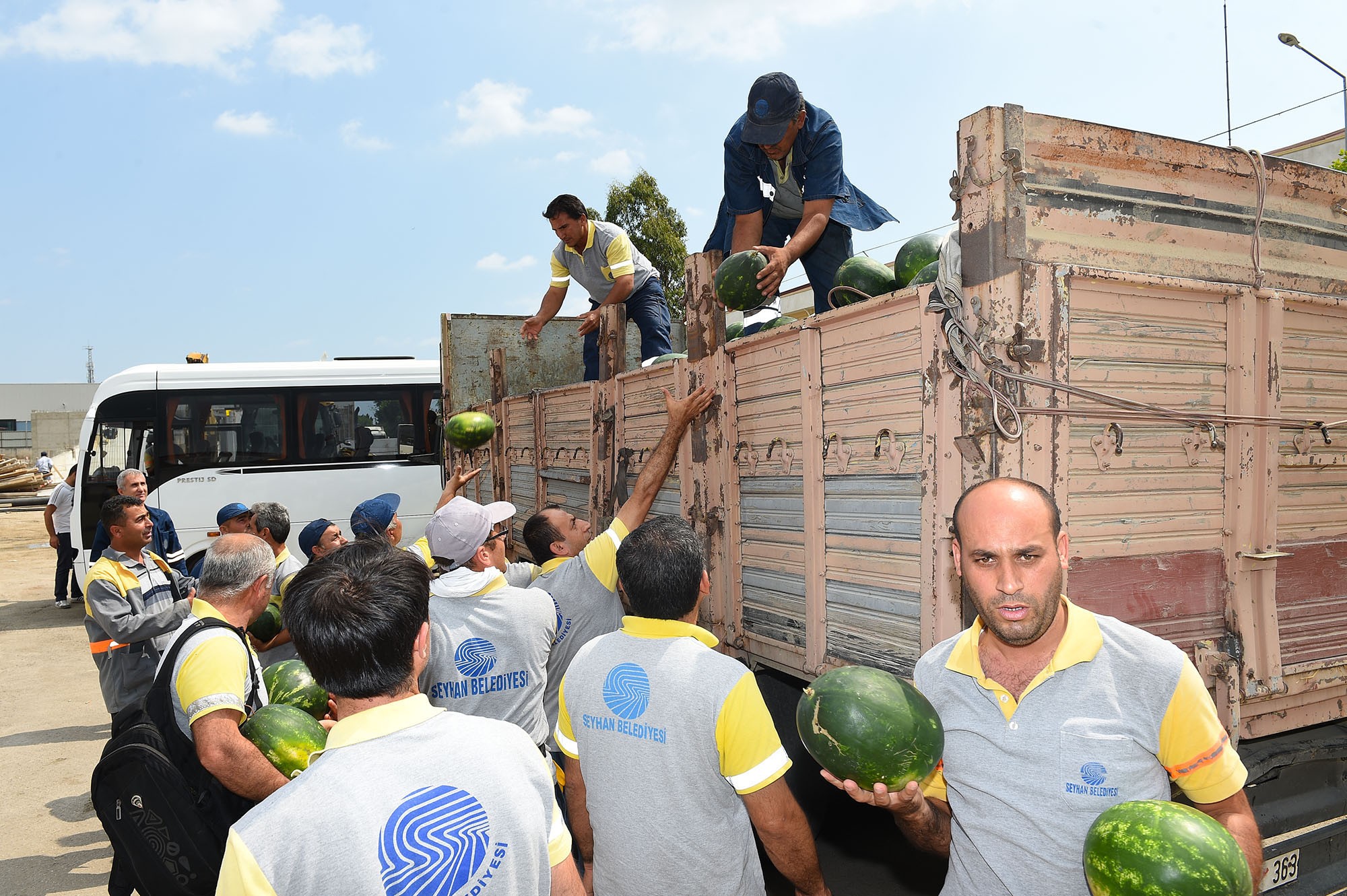Seyhan Belediyesi 50 ton karpuz dağıttı