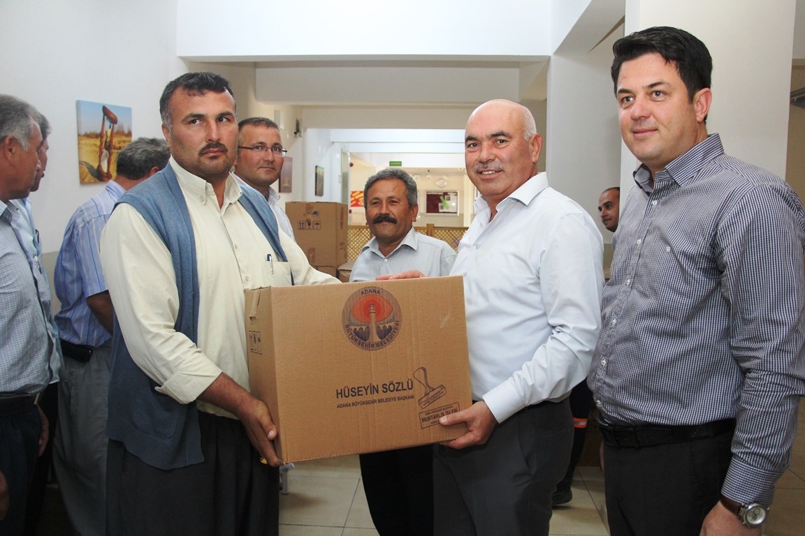 Karaisalı'da Muhtarlara Kırtasiye Yardımı