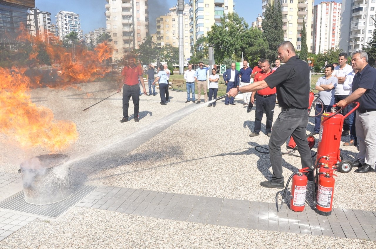 Çukurova'da personel binayı tahliye etti