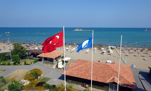 Yumurtalık’ta bu yıl da Mavi Bayrak dalgalanıyor