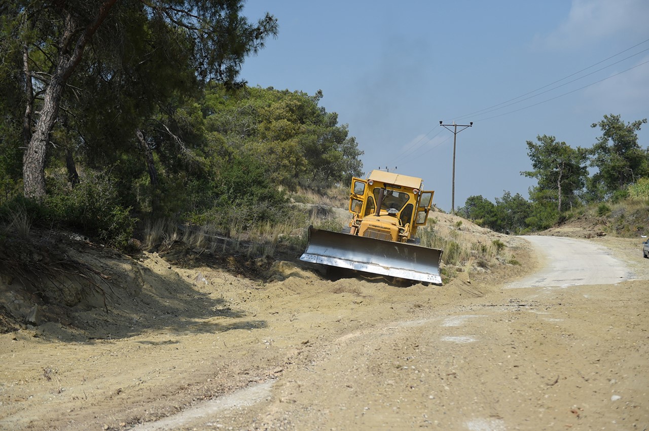 Sarıçam’da yol genişletme ve yapımı sürüyor