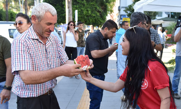 Büyükşehir’den karpuz ikramı
