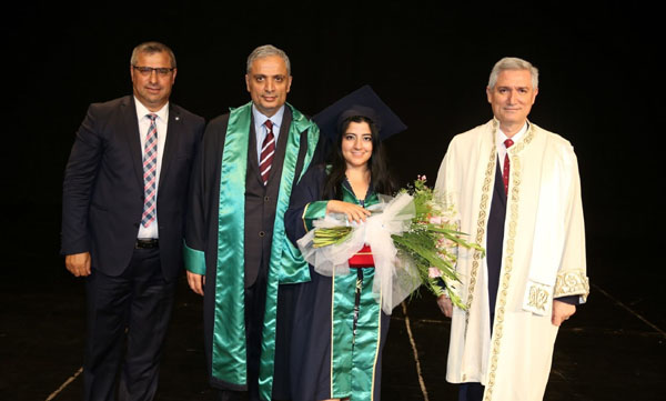 Keplerini havaya atarak mezuniyet coşkusunu yaşadılar