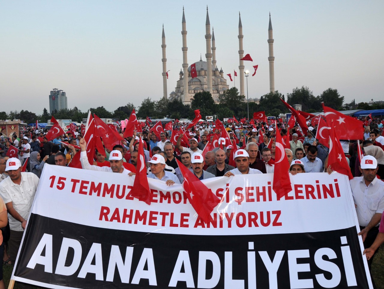 Yargı mensubu ve çalışanlarından demokrasi yürüyüşü