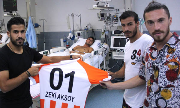 Adanasporlu futbolculardan yaralı askere ziyaret