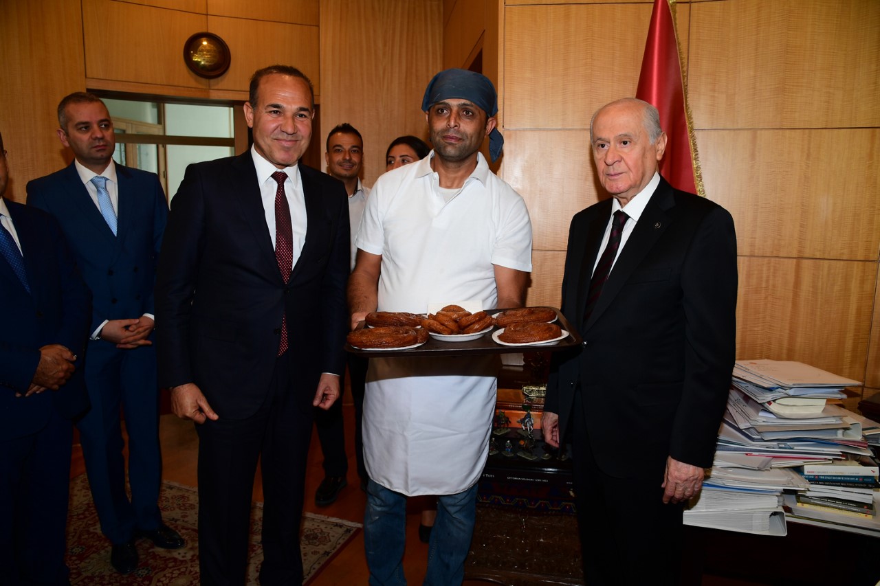 Başkan Sözlü'den Bahçeli'ye Adana usulü tatlı ikramı