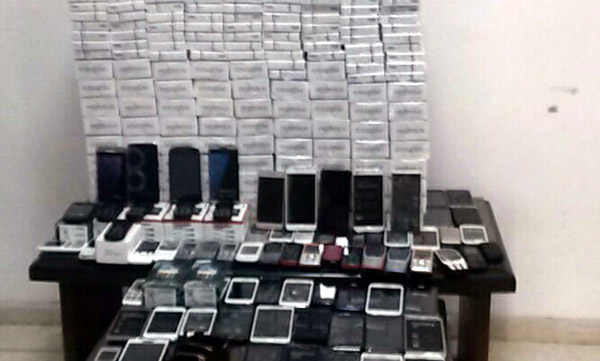 Adana'da kaçak sigara ve cep telefonu operasyonu
