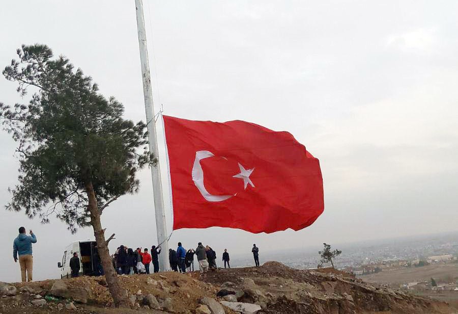 Başkan Sözlü sancağı arşa yükseltiyor
