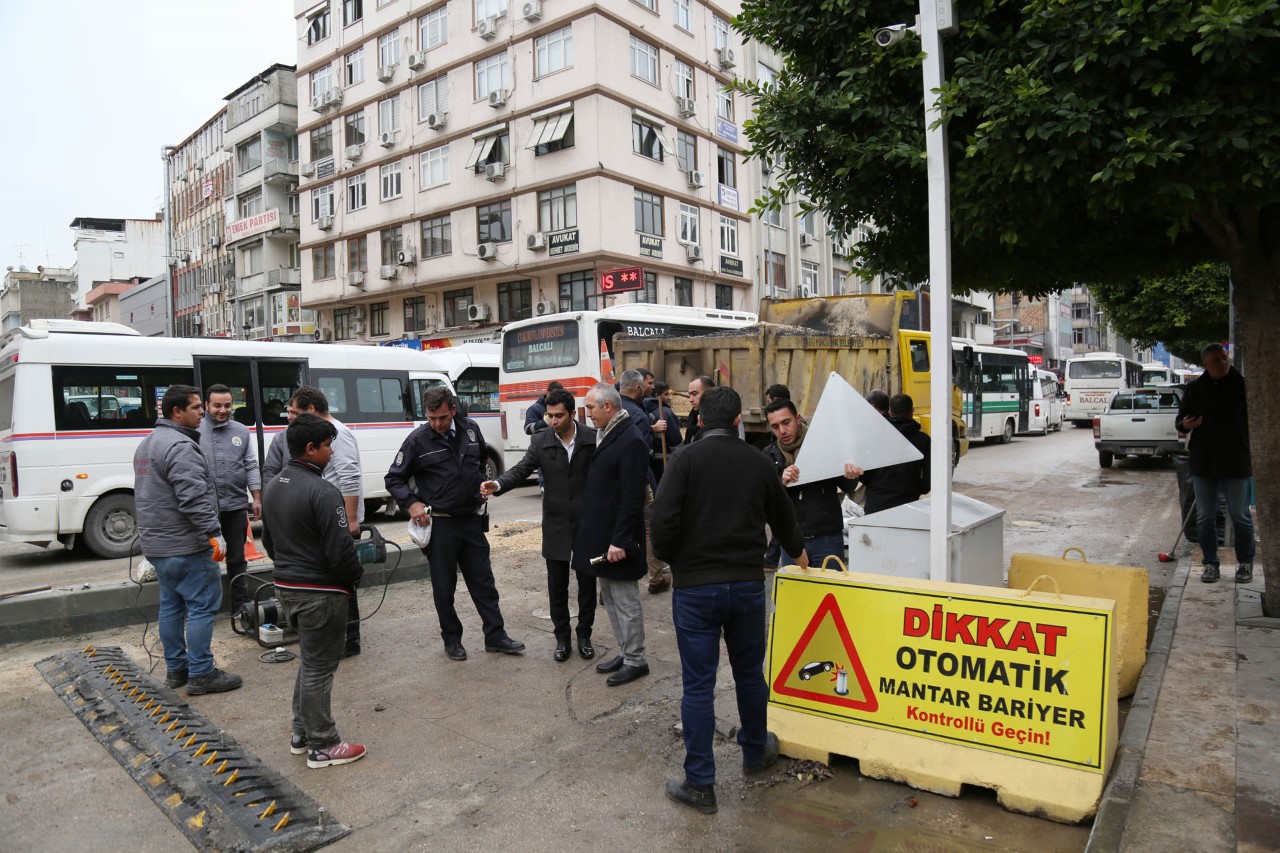 Adana çarşı trafiğinde tek yön tedbirleri sürüyor