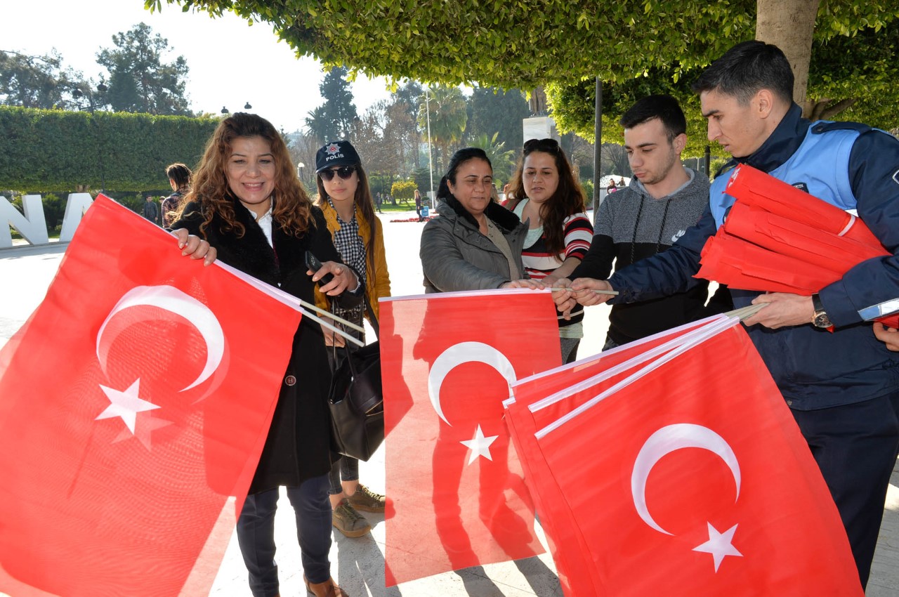 Adana’da bayrak sevgisi çığ gibi!