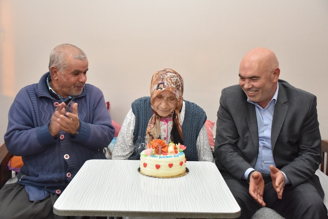 105 Yaşındaki Elif Nineye Doğum Günü Sürprizi