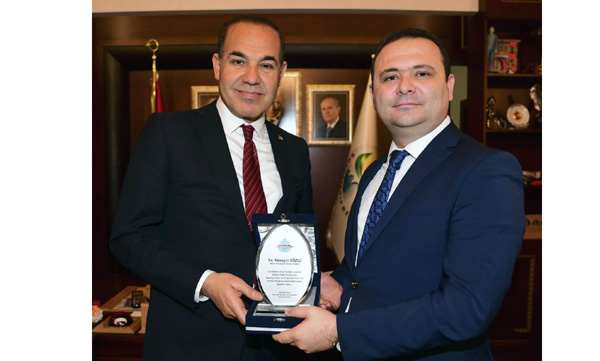 Başkan Sözlü’ye teşekkür plaketi