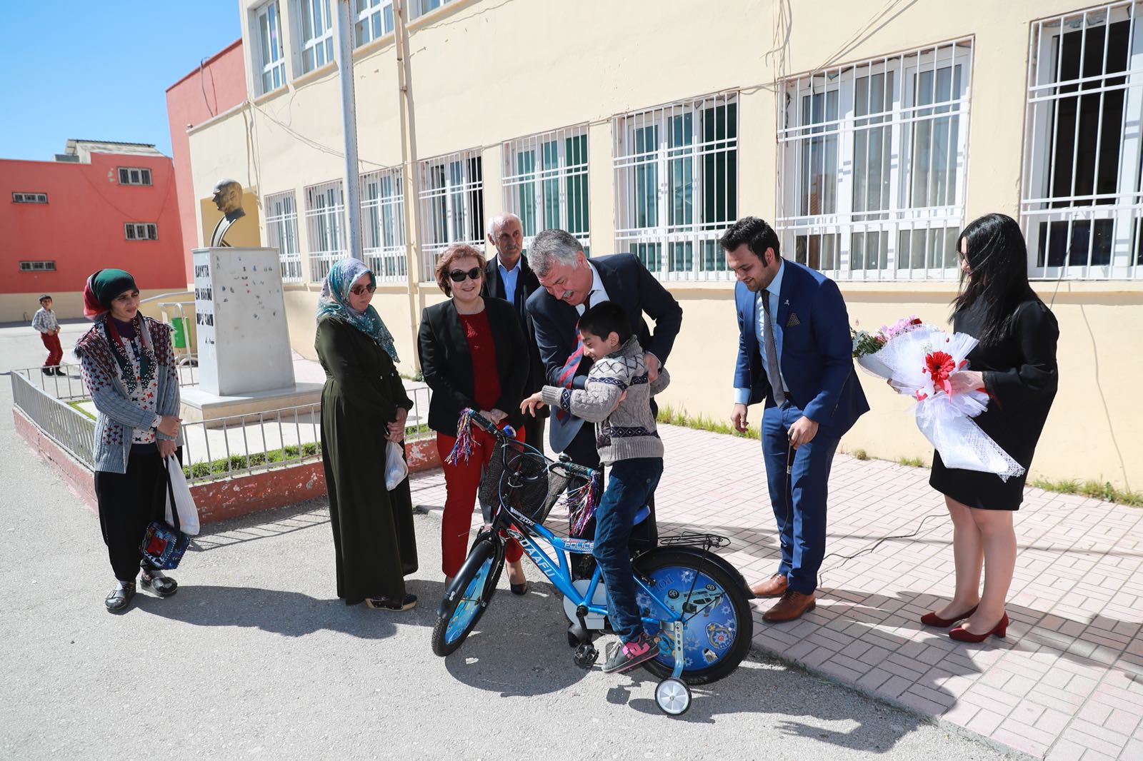 Küçük Yusuf’un bisiklet hayali Karalar’la gerçek oldu