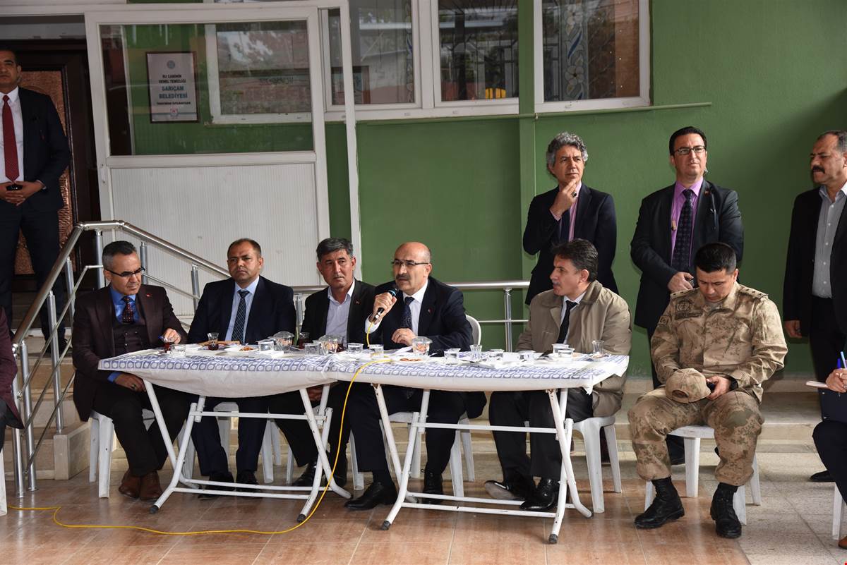 Vali Demirtaş, muhtarlarla bir araya geldi
