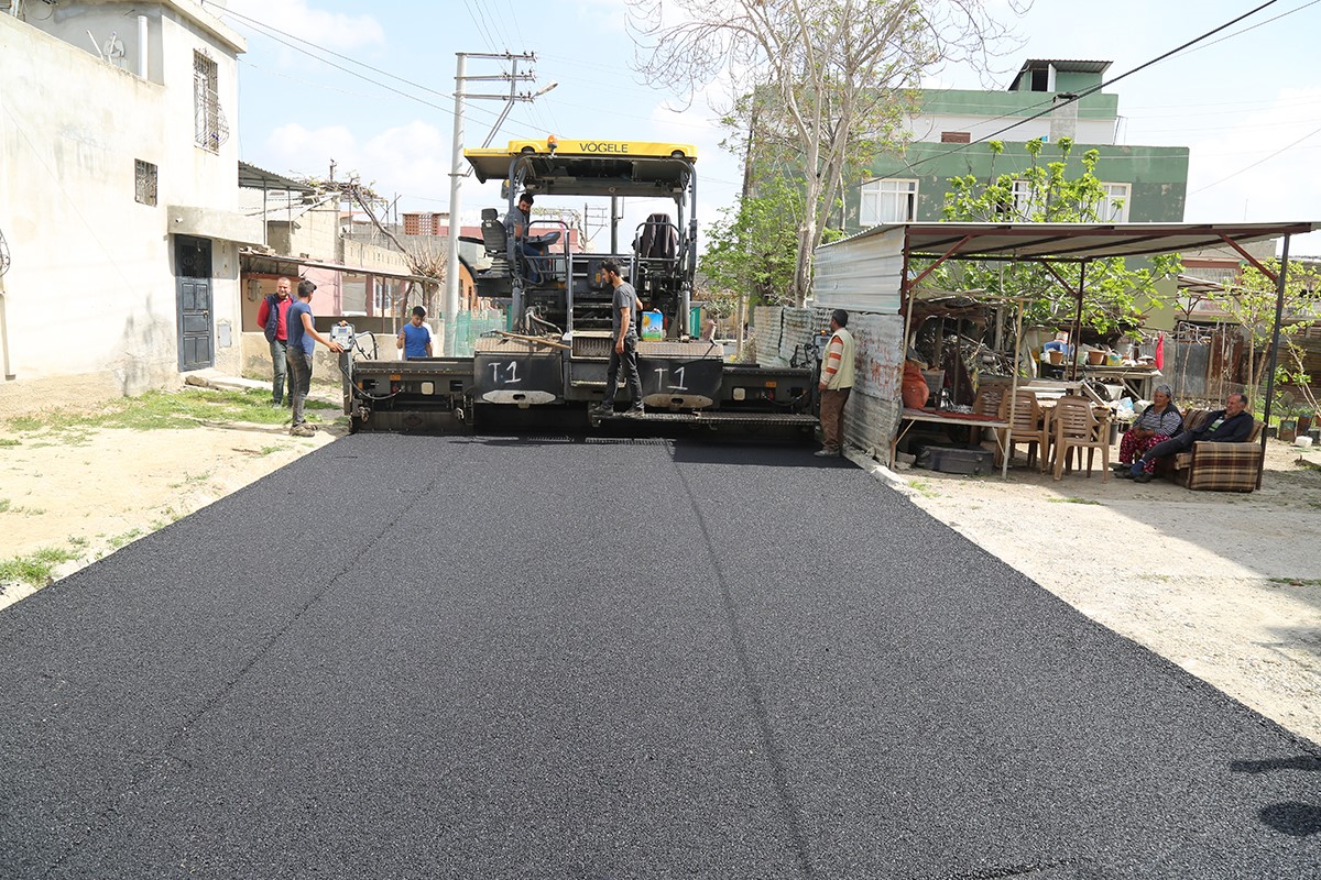 Yüreğir'de yol çalışması kesintisiz sürüyor