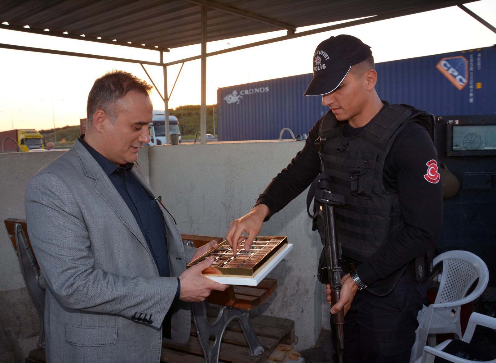 Şahin Çetin, görevi başındaki polislerin gününü kutladı