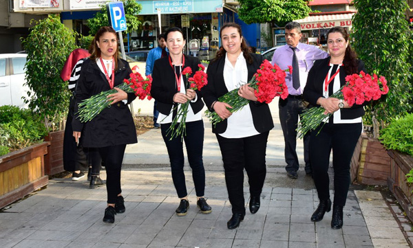 Adana esnafına karanfilli karnaval teşekkürü