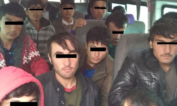 Adana'da kaçak 25 Afganlı yakalandı