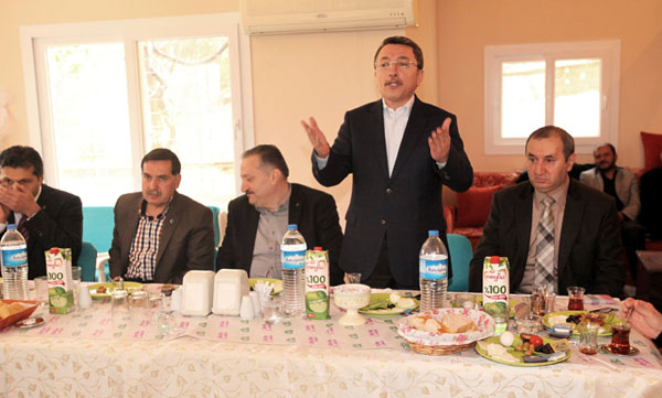 Öztürk, Kayserililerle kahvaltı yaptı, Trabzonlularla hamsi yedi