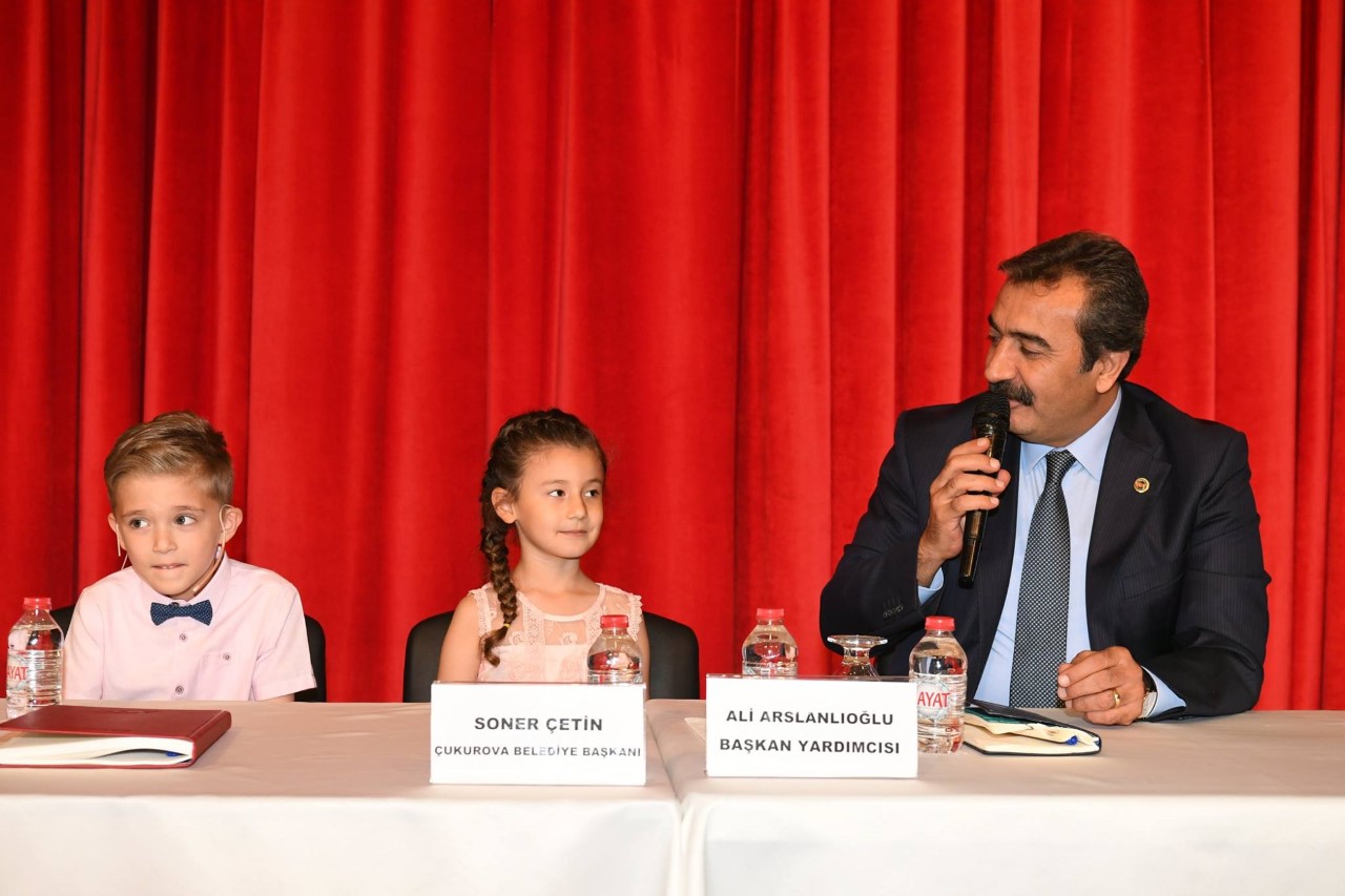 SONER ÇETİN KOLTUĞUNU ÇOCUKLARA DEVRETTİ