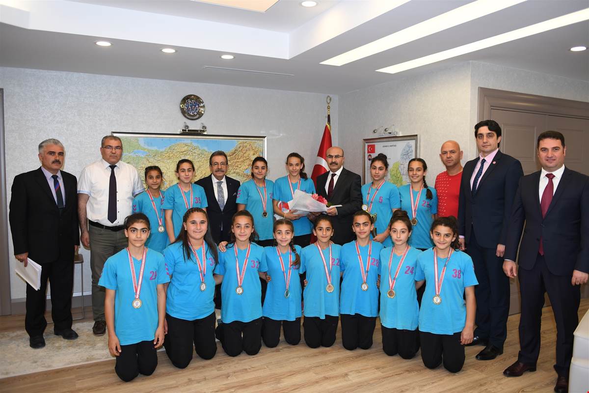Adasokağı Hentbolbolcüleri Vali Demirtaş'ı ziyaret etti