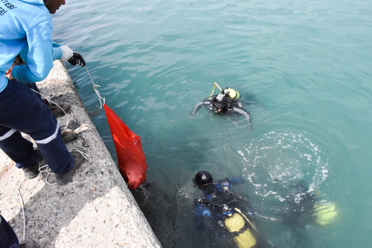 Yumurtalık’ta deniz dibi temizliği