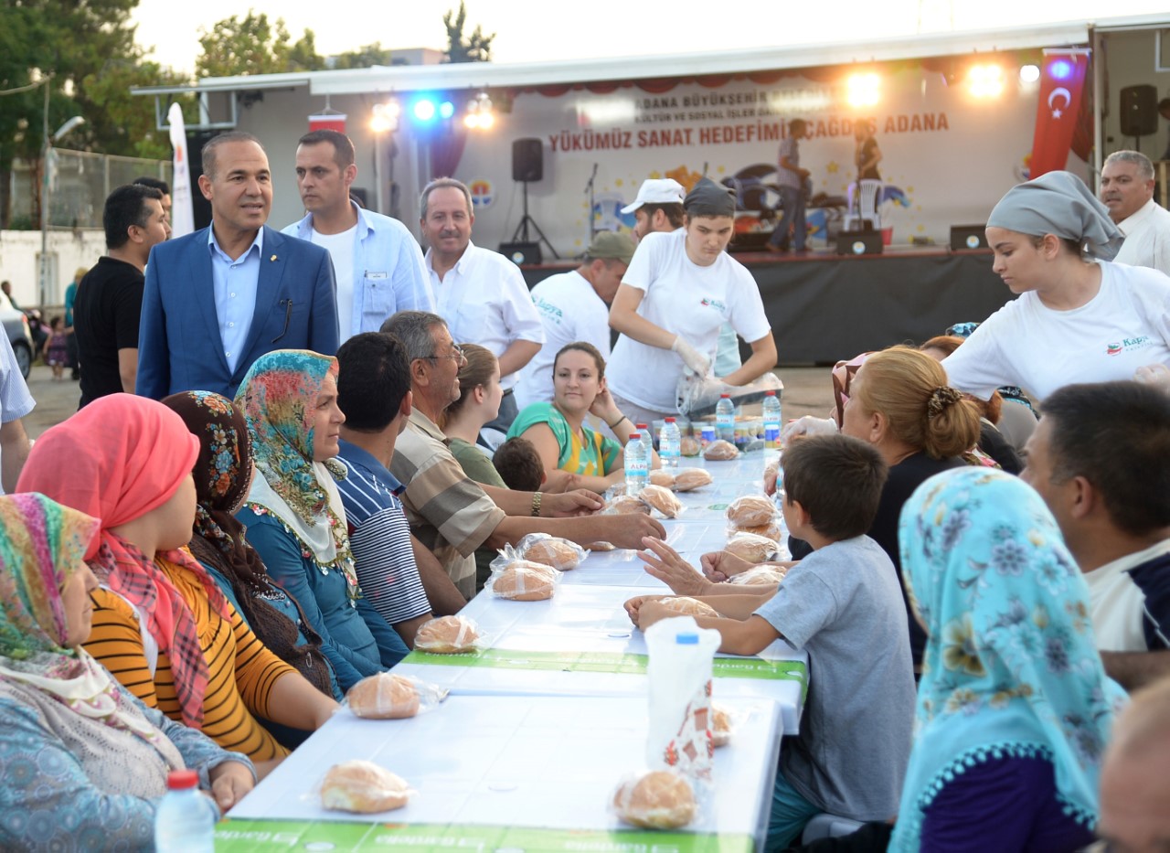 60 bin kişiye iftar, 30 bin aileye gıda kolisi